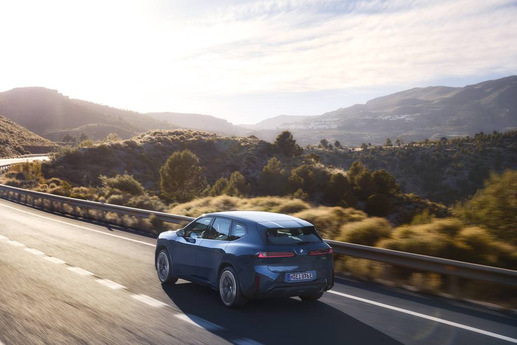 P90615633_highRes_the-new-bmw-ix3-50-x