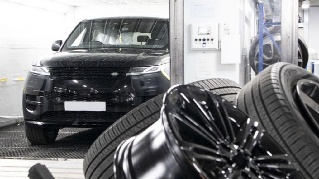 A picture of a Range Rover in the Sytner South West London's bodyshop facilities.