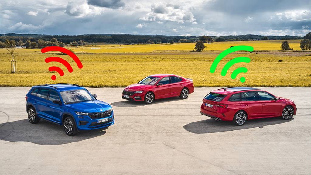 Three Skodas, one blue two red in front of a yellow field. Two of the cars are emitting signals showcasing Tracker technology