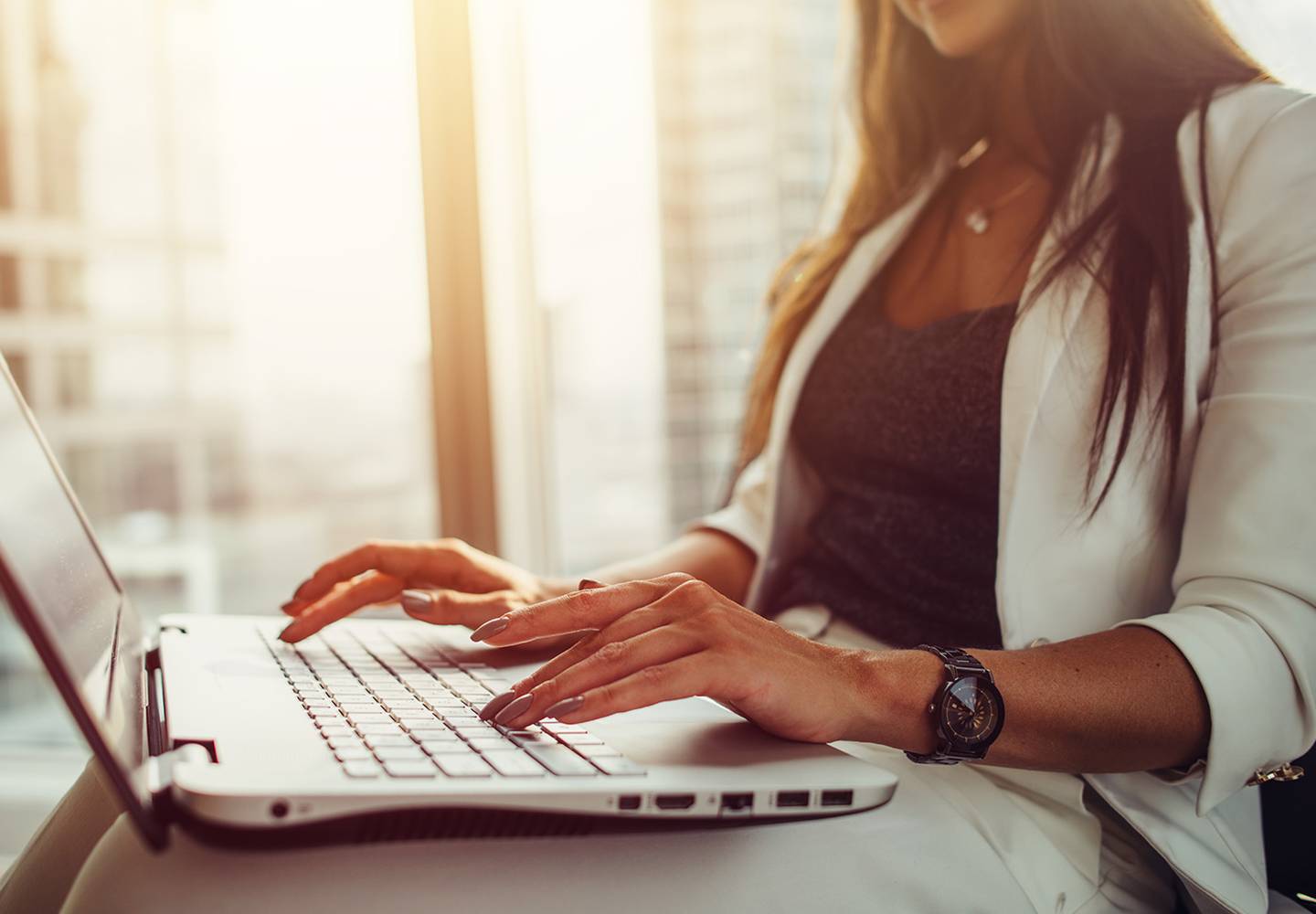 woman-laptop-side_1400x1050