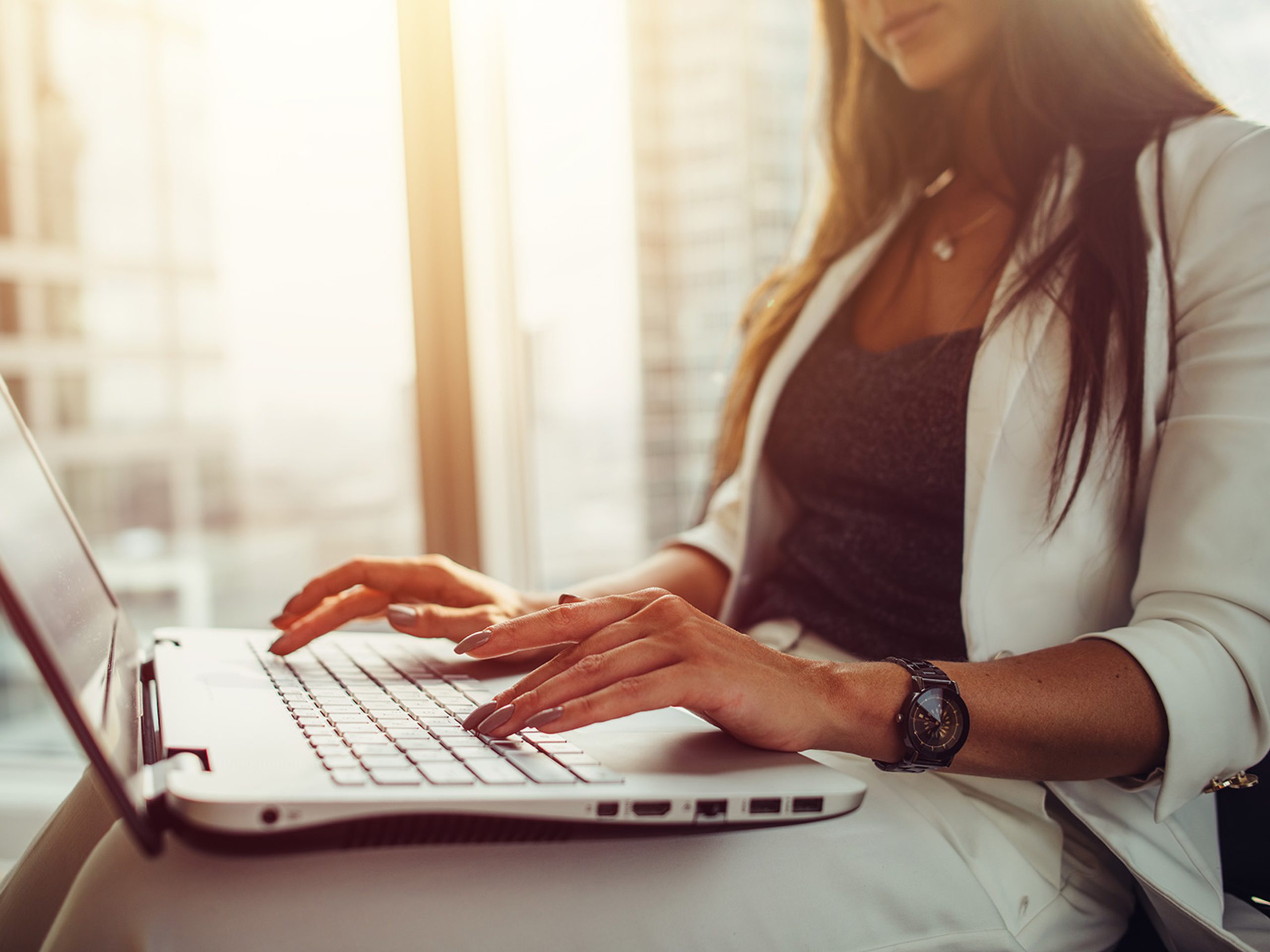 woman-laptop-side_1400x1050