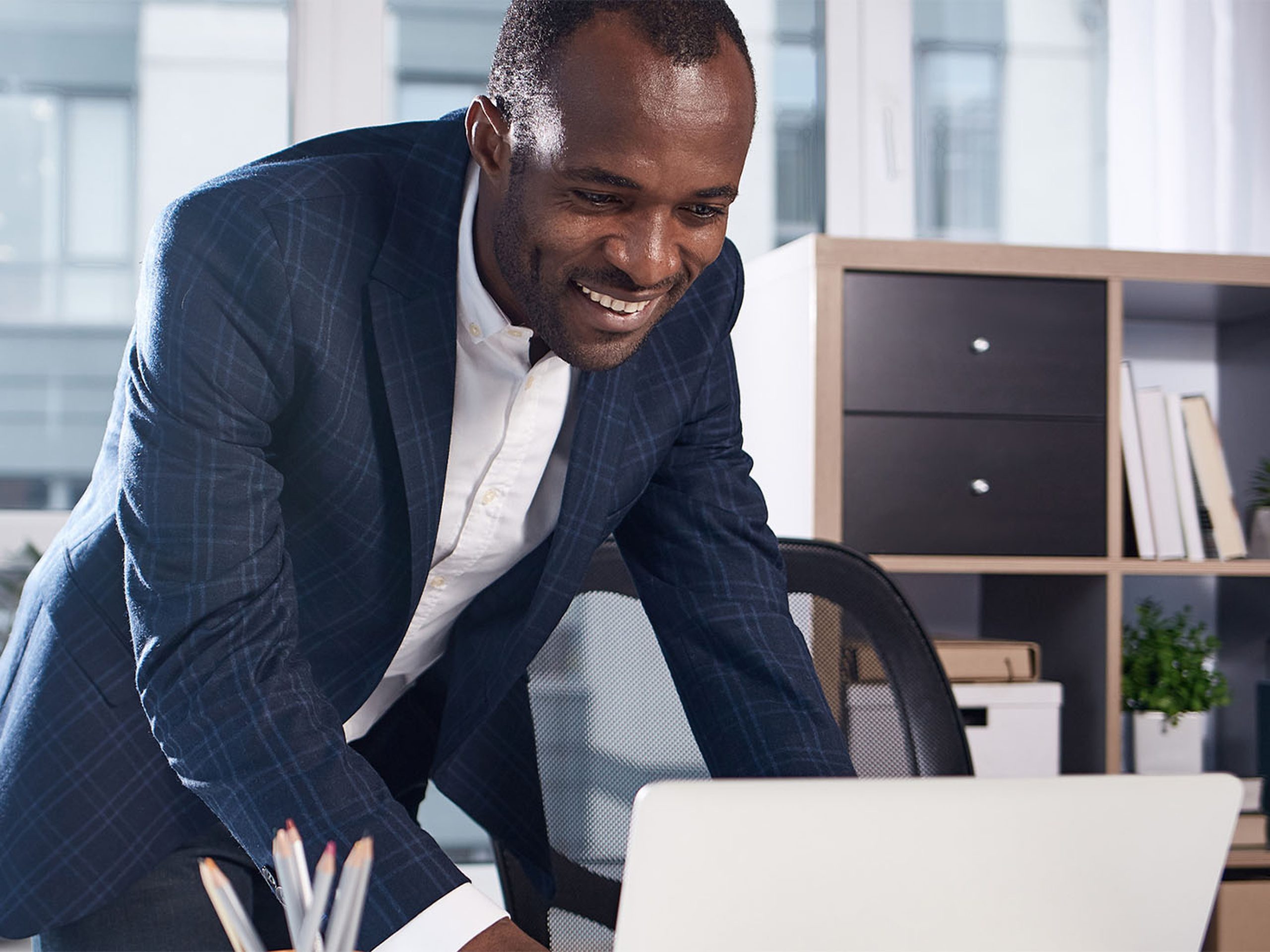 Man laptop smile-0001-1400x1050