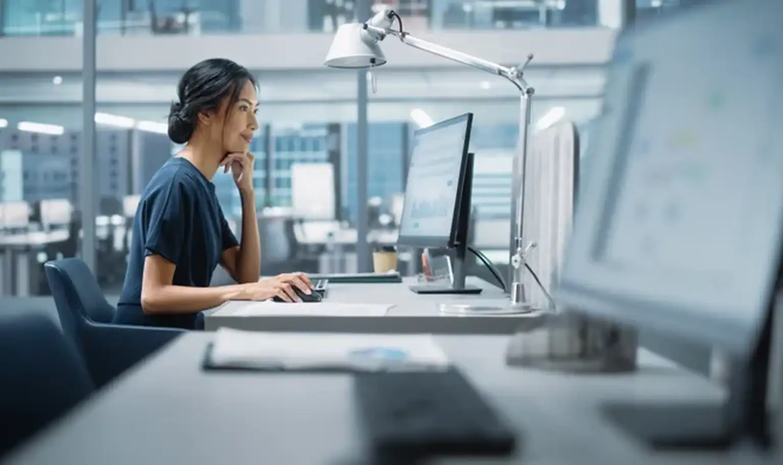 stock-woman-computer