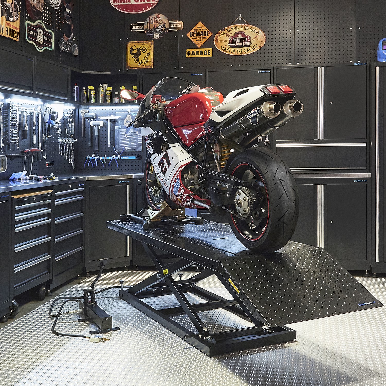 Entretenez vos véhicules confortablement grâce à une table élévatrice Banner