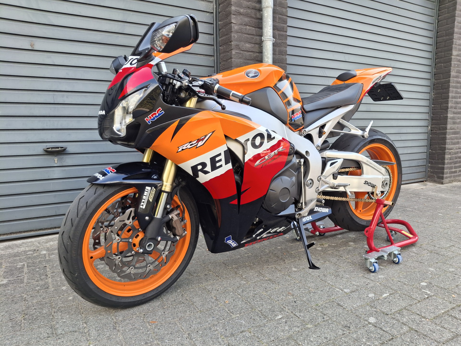 Sportmotorräder sauber verstaut Banner