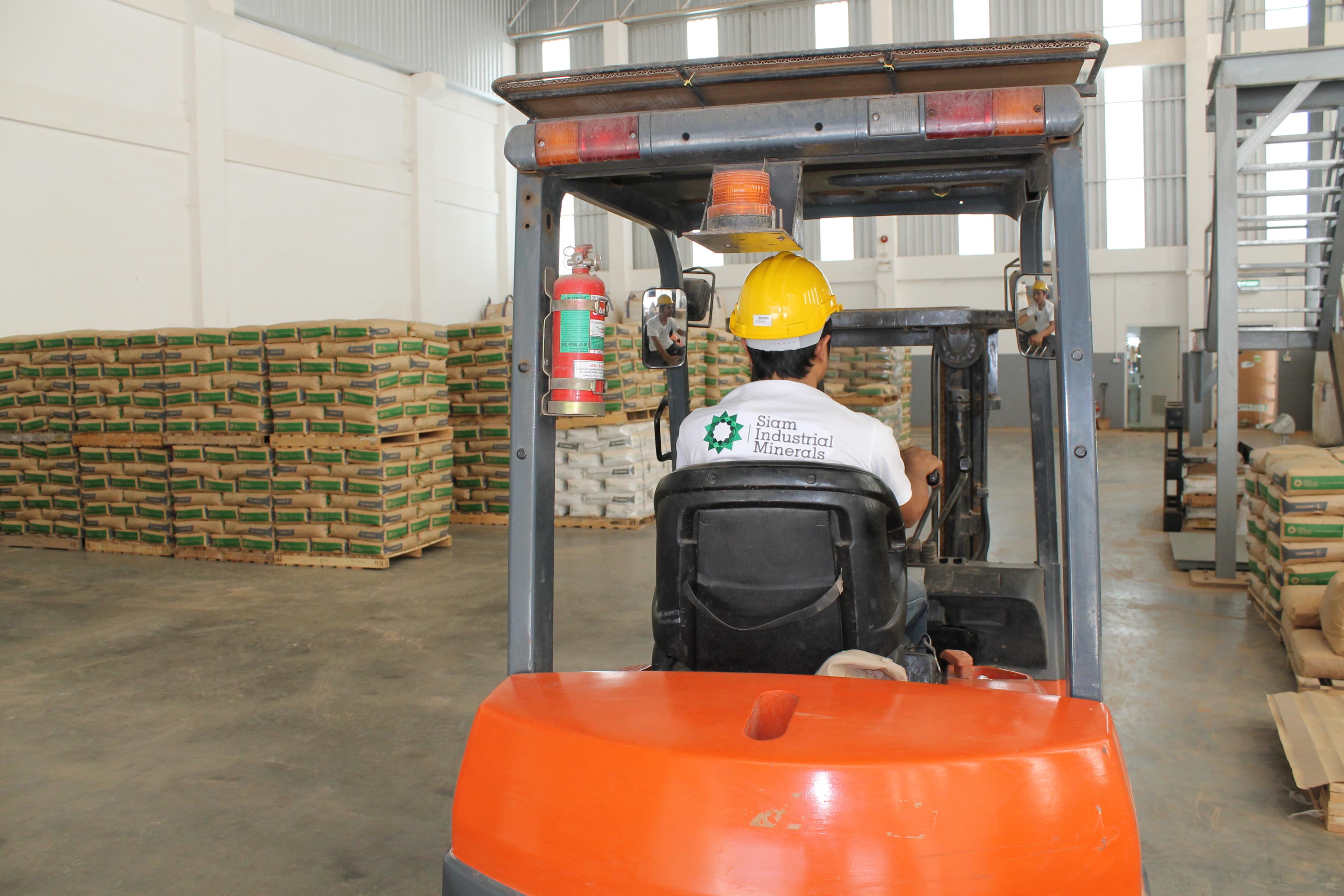 bg image //a.storyblok.com/f/127106/4272x2848/249e34397c/warehouse-siam.JPG