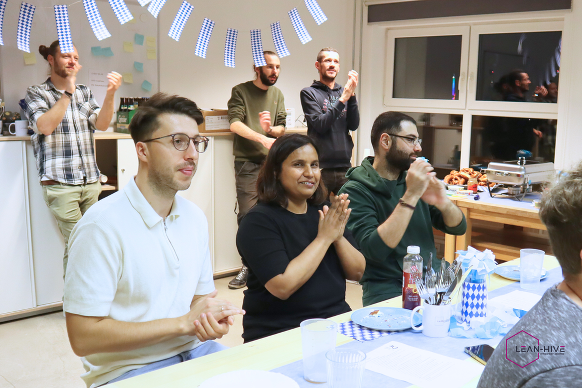 Sechs Personen applaudieren am Oktoberfest von LEAN-HIVE
