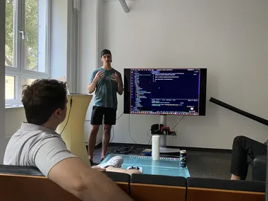 Simon talking about Flutter in front of a screen