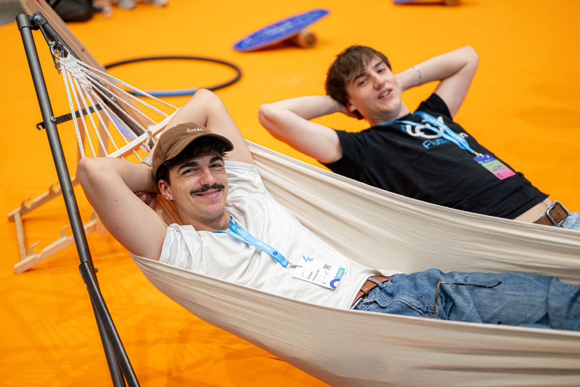 Simon enjoys his time at Fluttercon europe in a hammok
