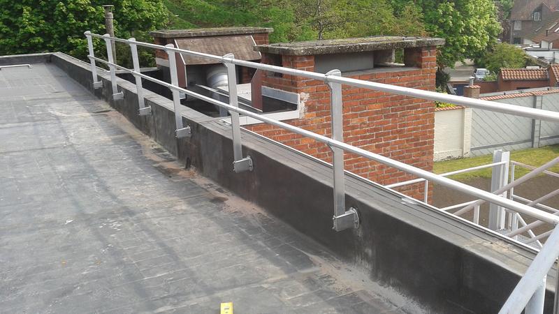 Aluminium leuning vastgezet op de opstand van een plat dak
