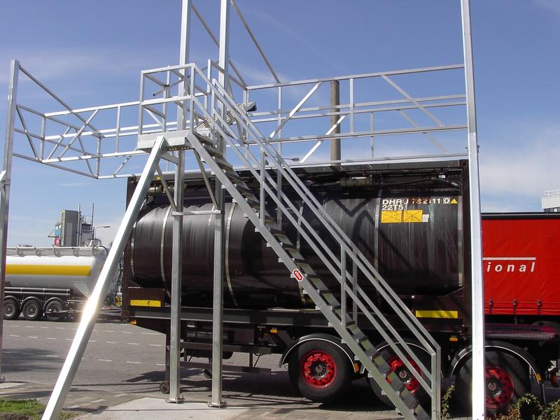 Aluminium trap en bordes boven een tankcontainer op een oplegger