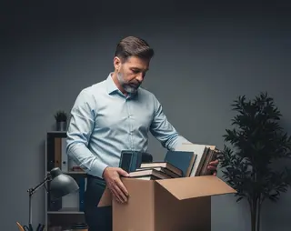 Ontslagen werknemer die zijn doos aan het inpakken is