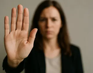 vrouw geeft stopteken