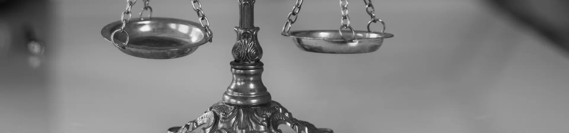 Ouderwetse weegschaal staat op een wit bureau. 