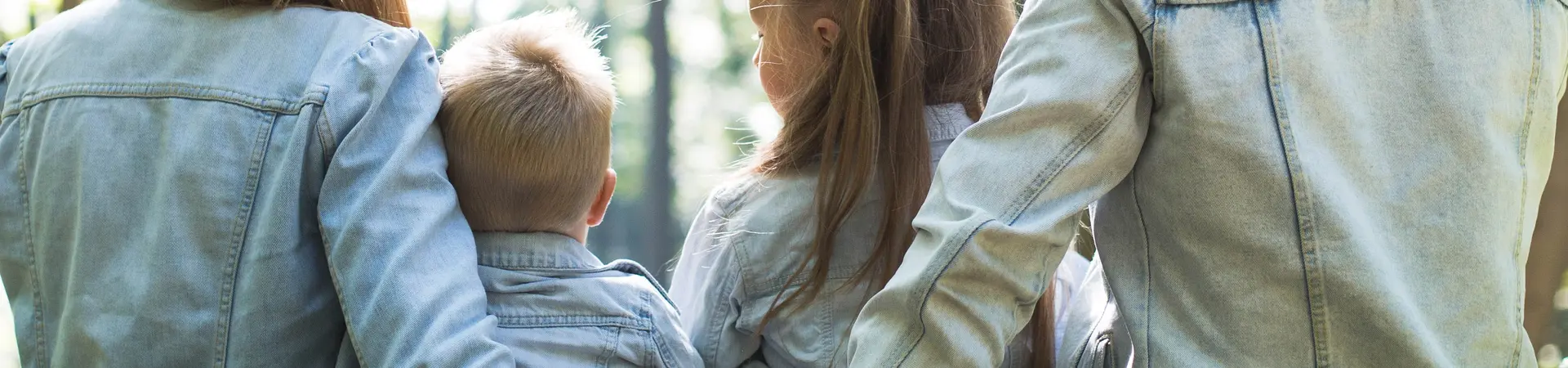 Familie zit samen met elkaar in het bos.