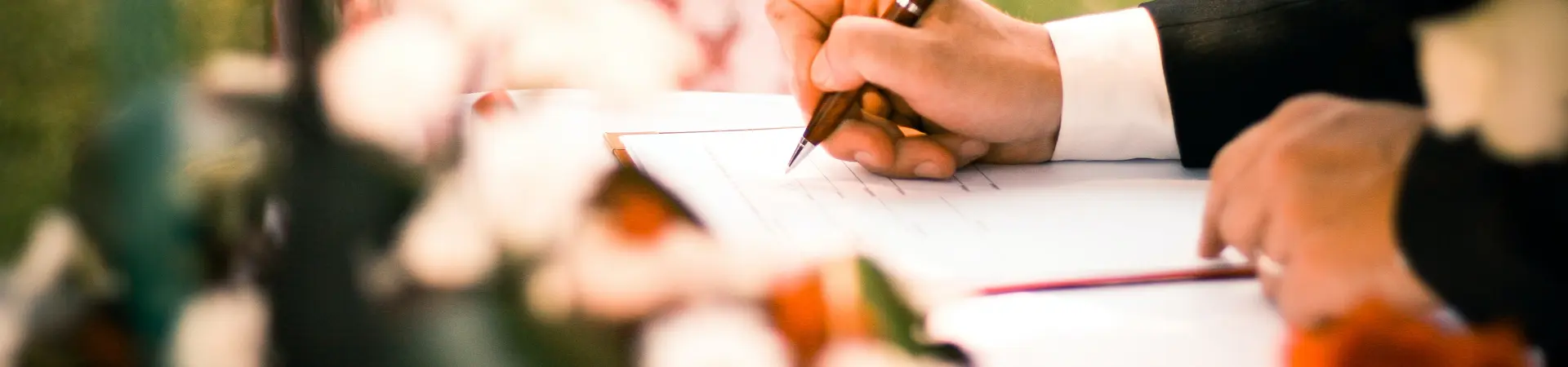 Bruidegom tekent huwelijkscontract
