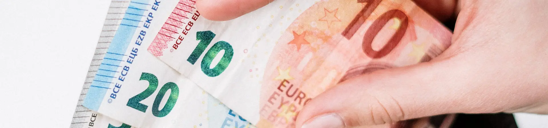 Eurobiljetten uit een portemonnee halen