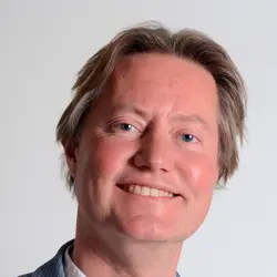 Docent dr. Sjakko de Jong, psychiater en geneesheer directeur, docent bij MR. in opleidingen binnen het rechtsgebied psychiatrisch patiëntenrecht en Wvggz