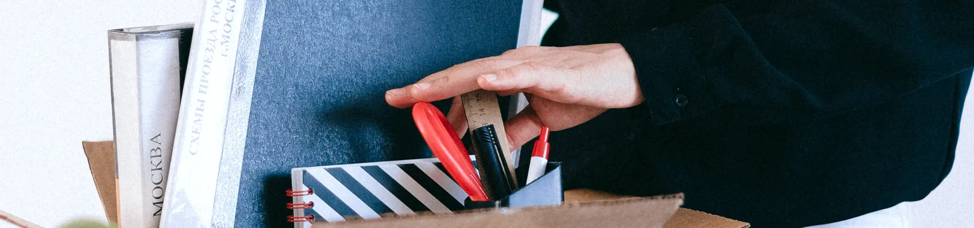 Vrouw stop haar zakelijke spullen in een doos