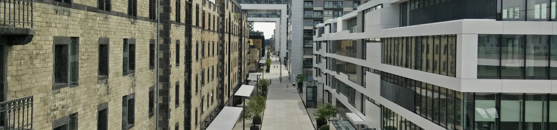 Drie verschillende strakke en moderne gebouwen met kantoren en appartementen met huurrecht.  