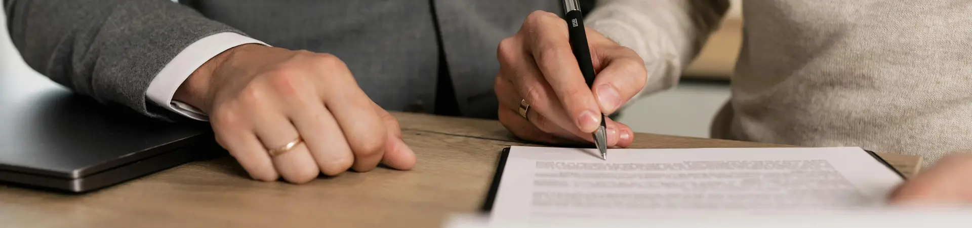 Twee zaken mensen ondertekenen een document