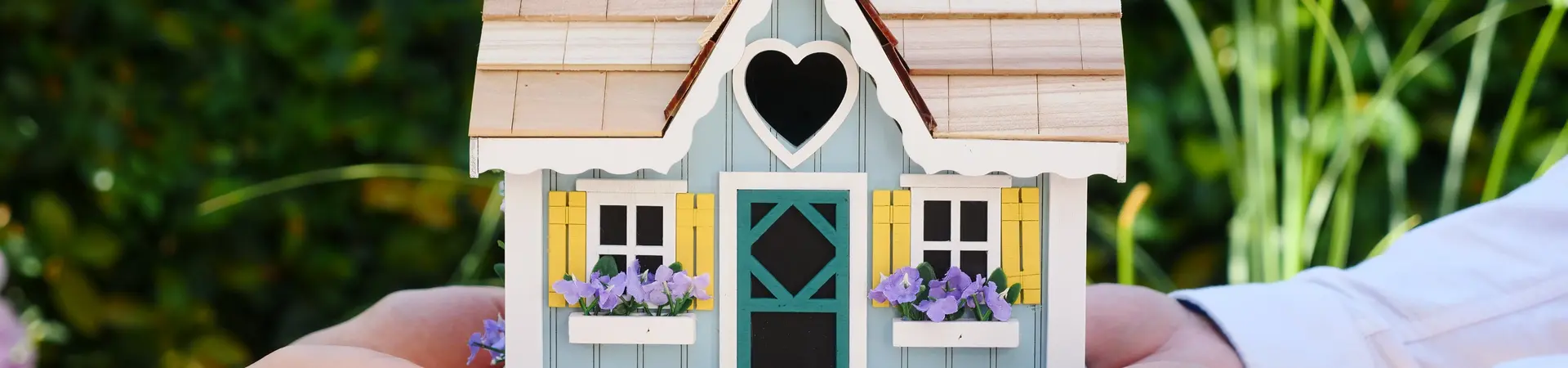 Twee mensen met een houten huisje