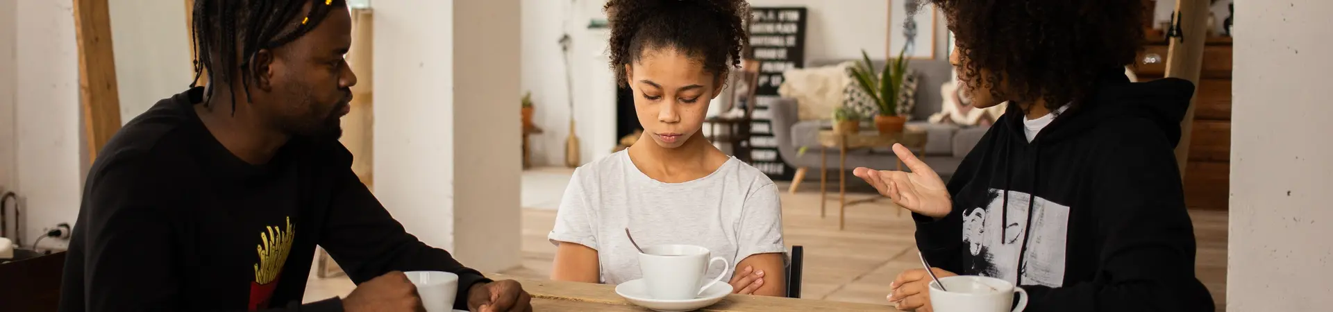 Jeugd zit met ouders aan tafel.