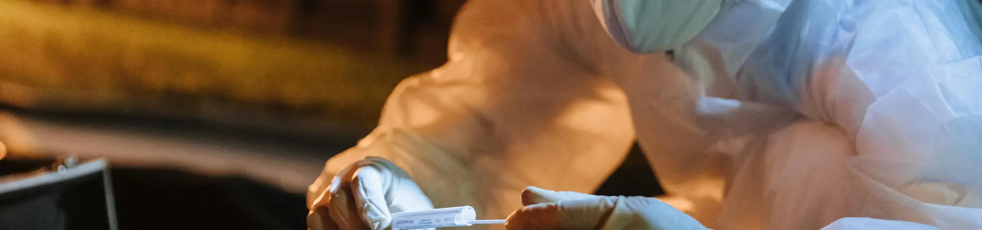 Iemand die een forensisch onderzoek doet bij een plaats delict