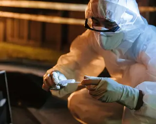 Iemand die een forensisch onderzoek doet bij een plaats delict