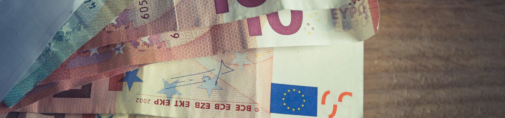 Verschillende euro biljetten uit een envelop