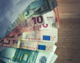 Verschillende euro biljetten uit een envelop