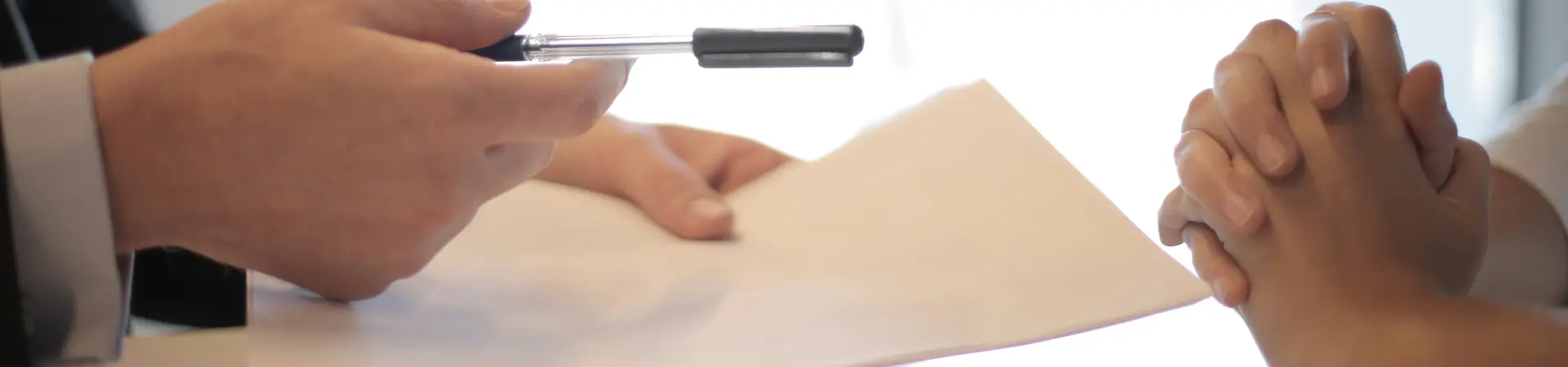 Arbeidsovereenkomst waar ontslaggronden in vermeld staan wordt doorgenomen door werknemer en werkgever.