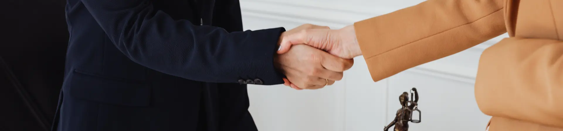 Concurrentiebeding is akkoord en man en vrouw schudden elkaar de hand. 