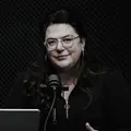 Lucienne van der Geld samen met Freeks Schols podcast studio Freek & Lucienne in samenwerking met MR. in opleidingen