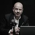Freeks Schols samen met Lucienne van der Geld podcast studio Freek & Lucienne in samenwerking met MR. in opleidingen