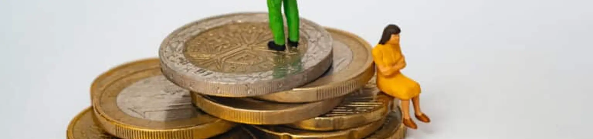 mannelijk poppetje staat op een stapel euromunten en mevrouw zit ernaast.