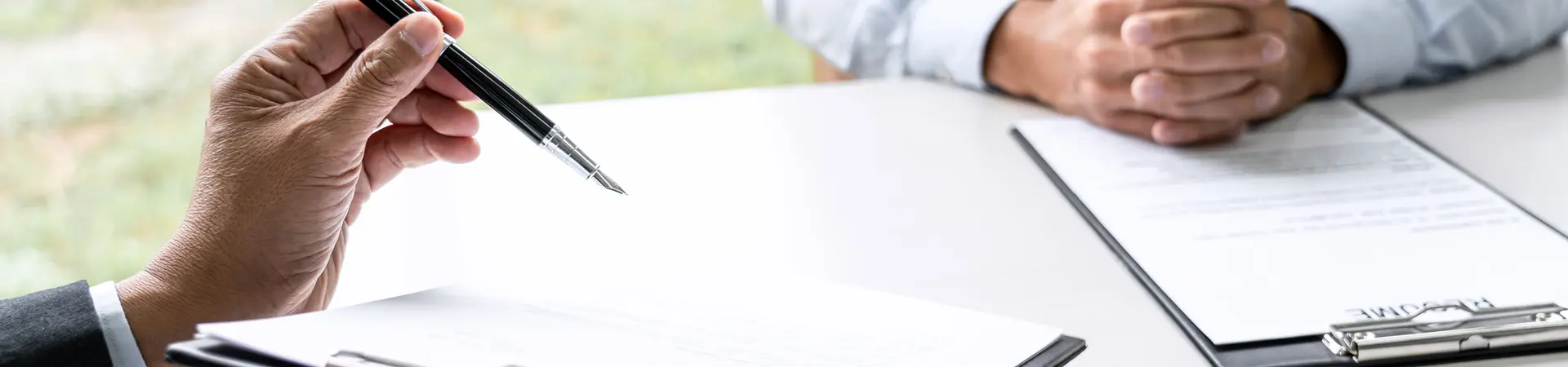 Een arbeidsovereenkomst wordt doorgenomen en ondertekend bij een bedrijf door een werkgever en werknemer