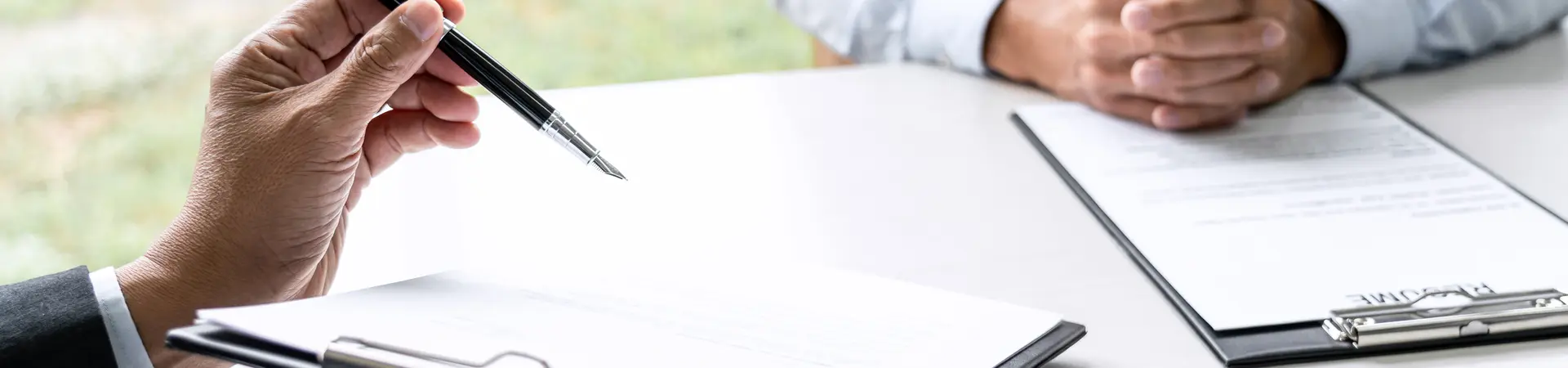 Een arbeidsovereenkomst wordt doorgenomen en ondertekend bij een bedrijf door een werkgever en werknemer.  
