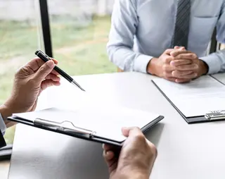 Een arbeidsovereenkomst wordt doorgenomen en ondertekend bij een bedrijf door een werkgever en werknemer