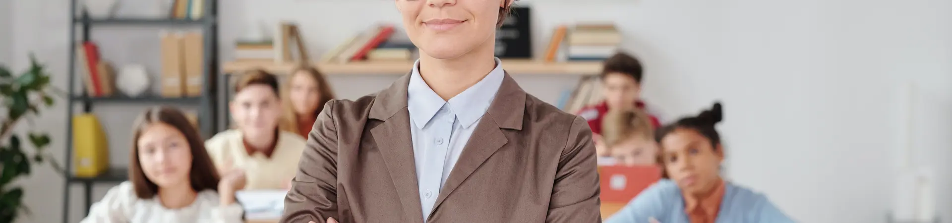 docent met daarachter leerlingen