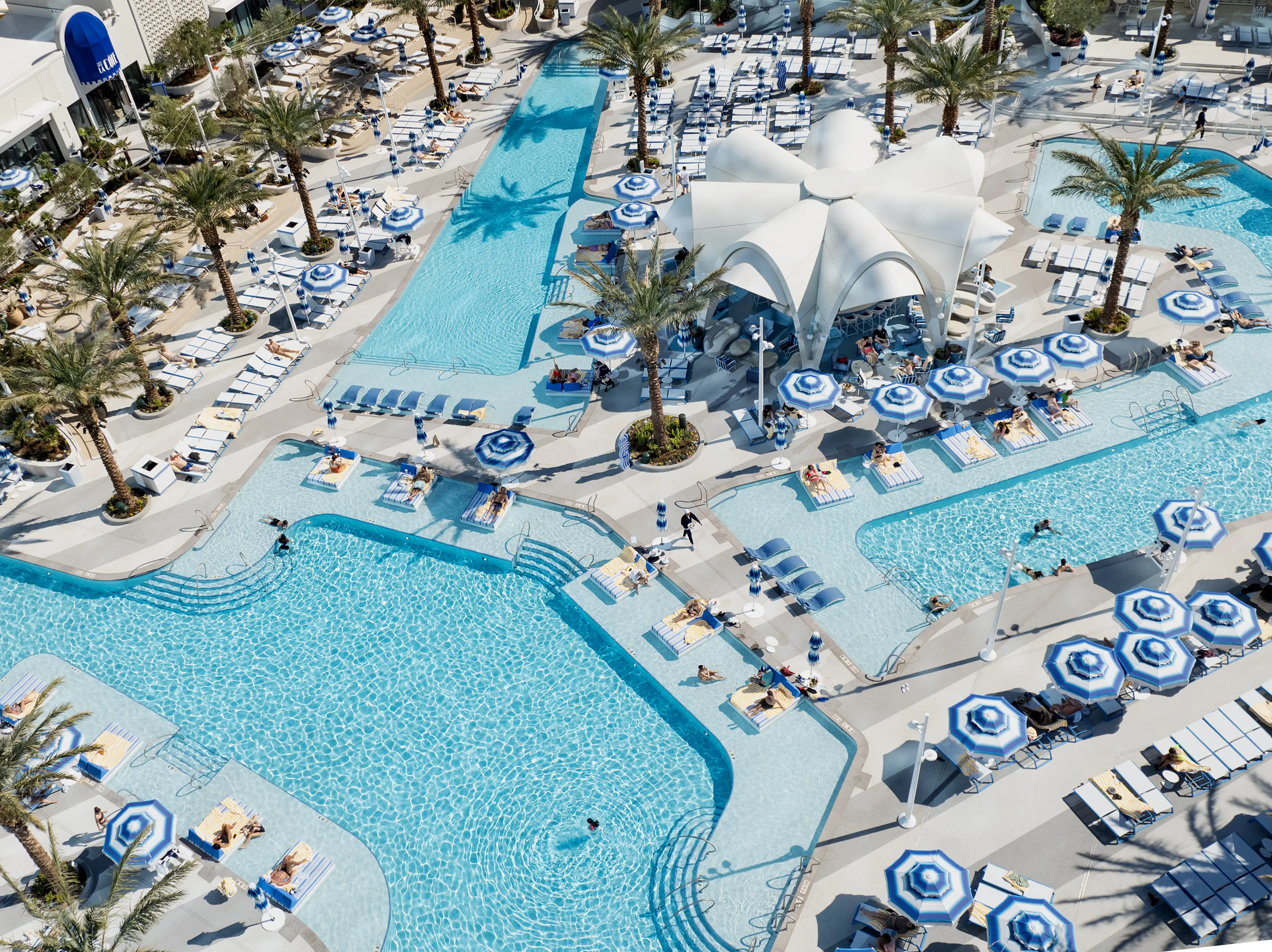 Fontainebleau Las Vegas x Aero Travel Package - Grand Pool