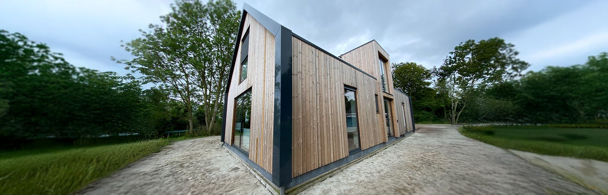 Moderne woning met gevel van Thermo Vuren, duurzaam en stijlvol uitgevoerd.