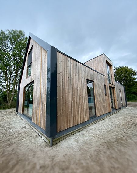 Moderne woning met gevel van Thermo Vuren, duurzaam en stijlvol uitgevoerd.