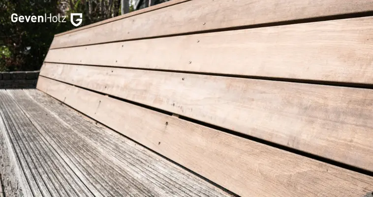 Warum gibt es schwarze Flecken im Holz?