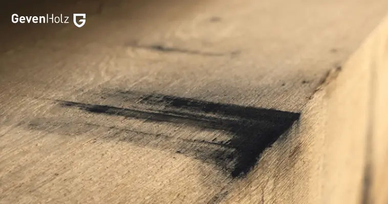 Warum gibt es schwarze Flecken im Holz?