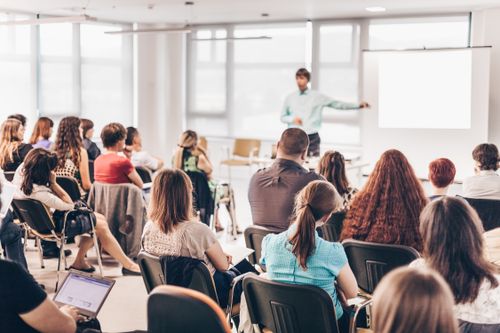 Redner, der auf einer Konferenz einen Vortrag hält