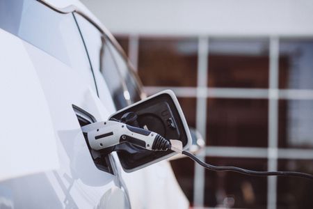 Elektroauto wird an einer Ladesäule aufgeladen