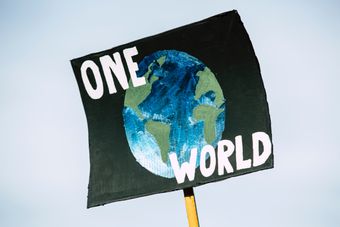 Wir lieben unseren Planeten - Plakat mit der Aufschrift "One World"