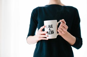Frau mit Tasse in der Hand mit der Aufschrift "Like A Boss"