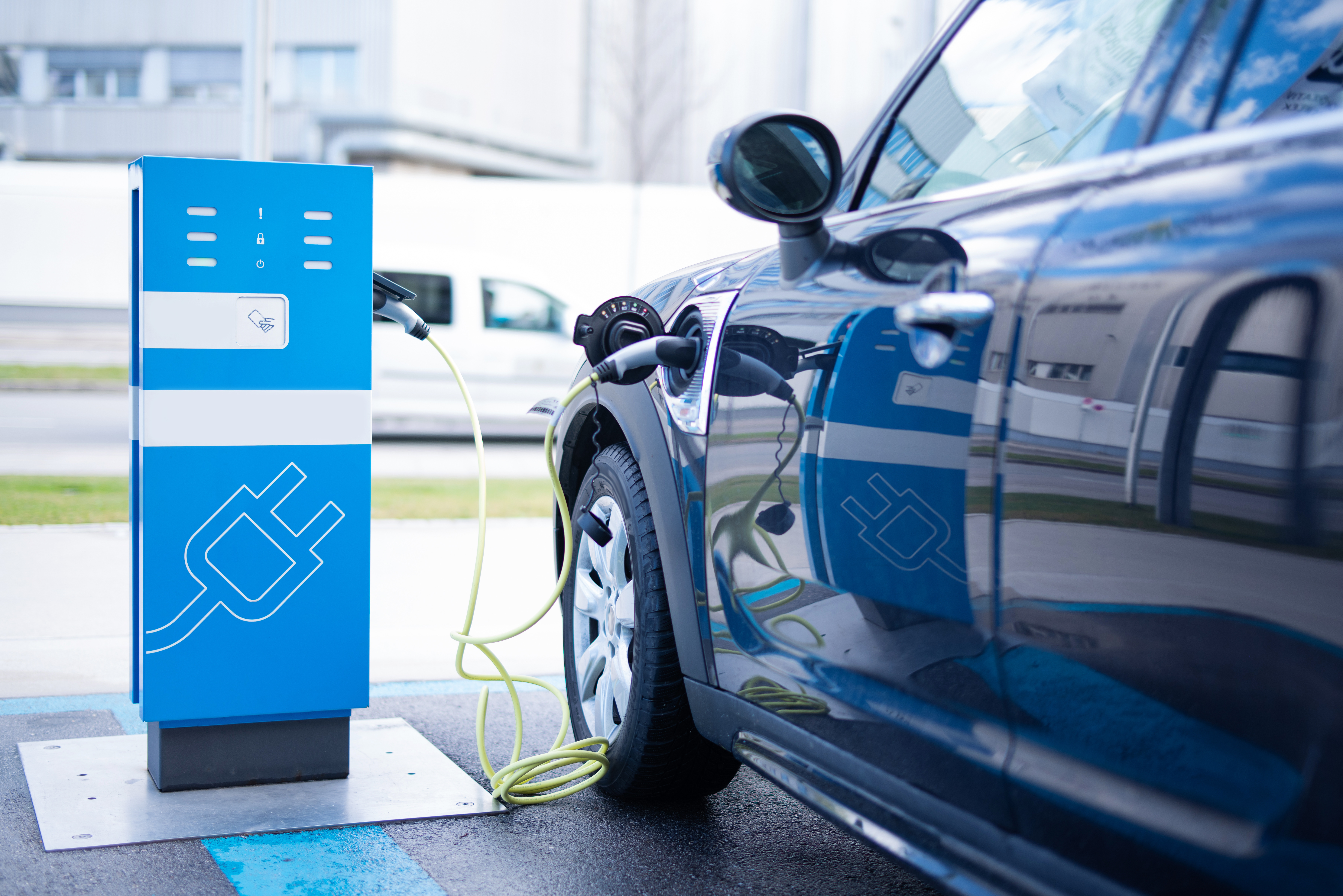 Elektro-Auto an einer Ladestation